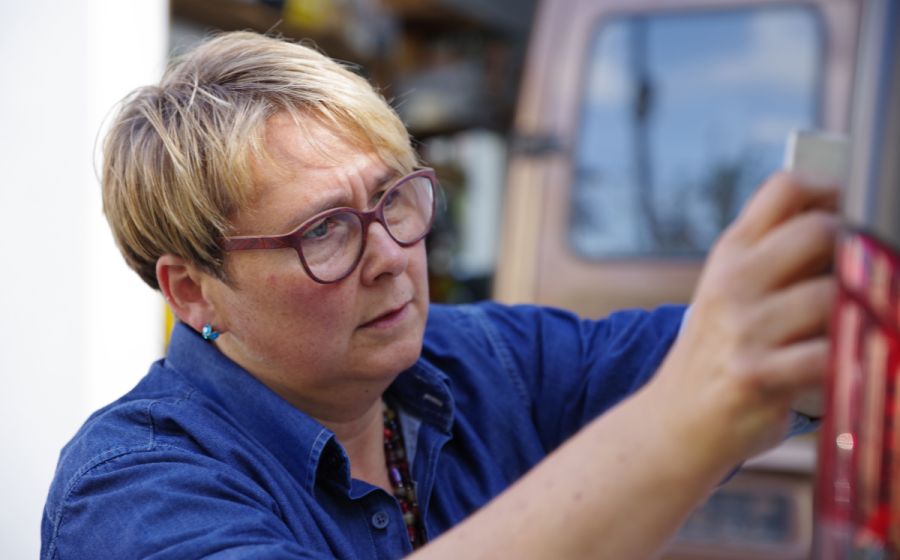 Sonja bei der Fahrzeugbeschriftung